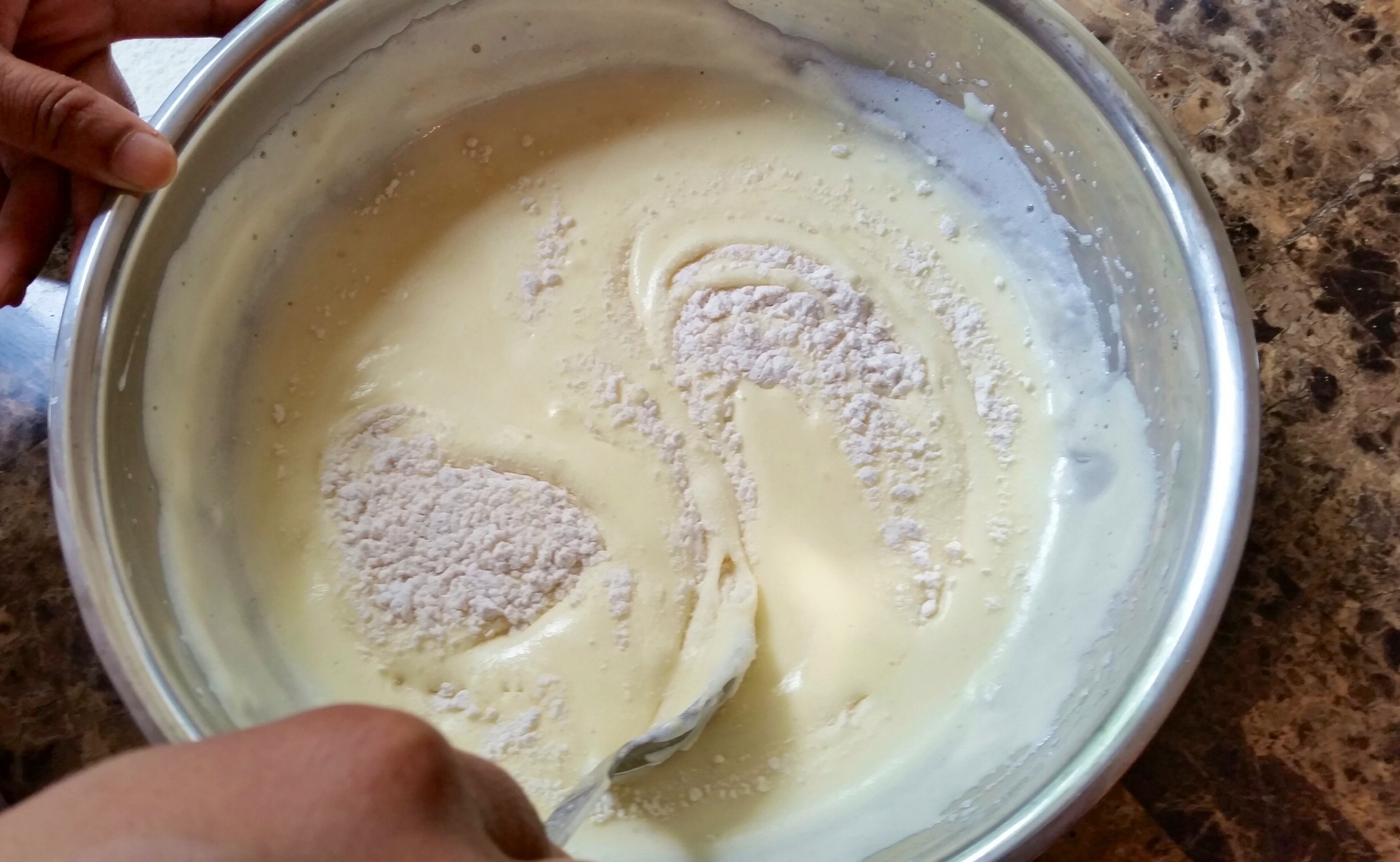 Белковым кремом пошаговый рецепт. Белковый крем для бисквита. Бисквит пласт с белковым кремом. Бисквит крем из белков. Белки взбивают для бисквитного торта.